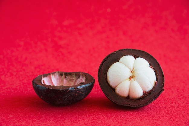 Mangosteen frutti popolari tailandesi - un frutto tropicale con segmenti bianchi succosi e succosi di carne all'interno di una spessa crosta rossiccia-marrone. Foto Gratuite