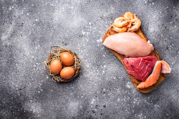 Manzo e carne di pollo, pesce e gamberetti. Foto Premium