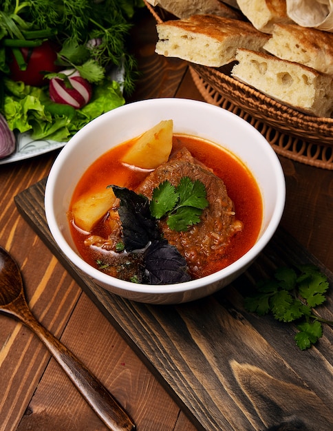 Manzo, spezzatino di agnello, zuppa di boschetto con patate, basilico e prezzemolo in salsa di pomodoro. Foto Gratuite