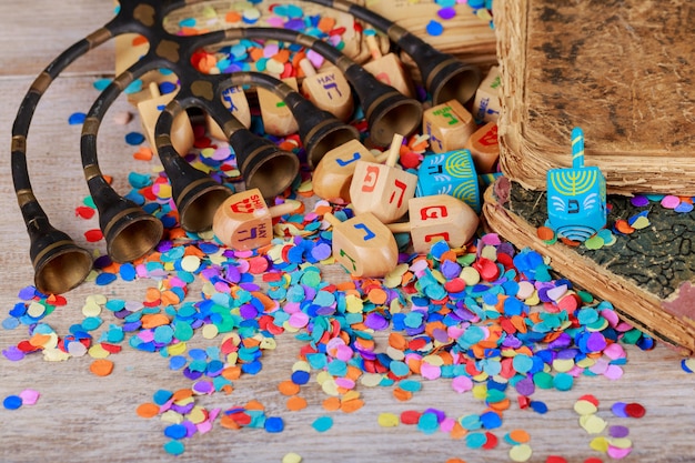 Menorah di hanukkah con candele raggruppamento di hanukkah dreidels in ambiente rustico Foto Premium