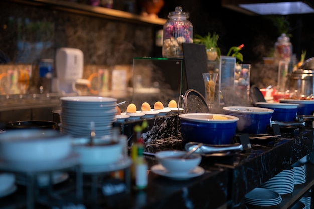 Messa a fuoco selezionata di uova bollite sul piatto in linea a buffet per la colazione. Foto Premium