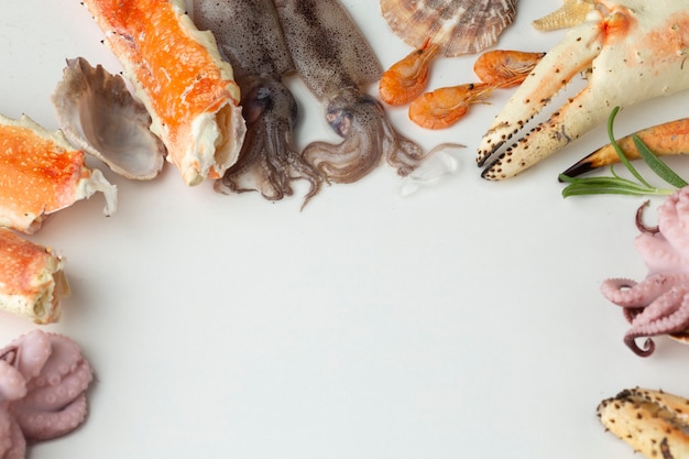Mix di frutti di mare freschi sul tavolo Foto Gratuite