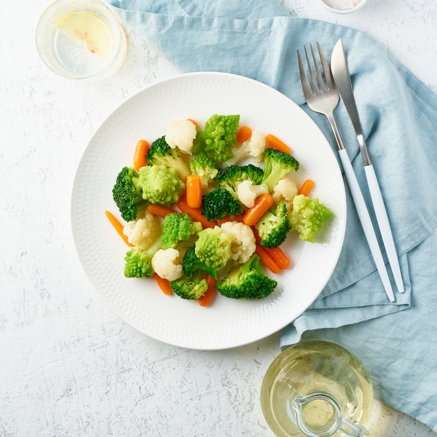 Mix di verdure bollite. broccoli, carote, cavolfiore ...