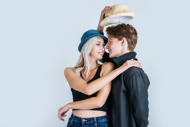 Moda di coppia divertente insieme Foto Gratuite