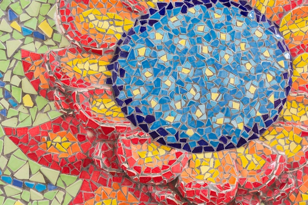 Modelli astratti e variopinti della piastrella di ceramica in tempio (wat ban rai) al distretto di dan khun thot, provincia di nakhonratchasima, tailandia Foto Premium