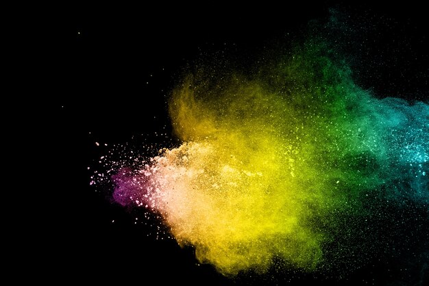 Multi esplosione astratta della polvere di colore su fondo nero spruzzata delle particelle di polvere di colore. Foto Premium