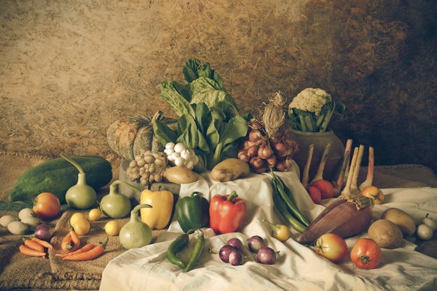 Natura morta verdure, erbe e frutta Foto Premium