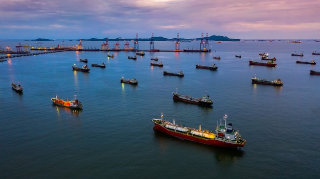 Nave petroliera e nave cisterna gpl, nave cisterna vista aerea, nave cisterna chimica di petrolio e gas in mare aperto, nave da carico industria raffineria. Foto Premium