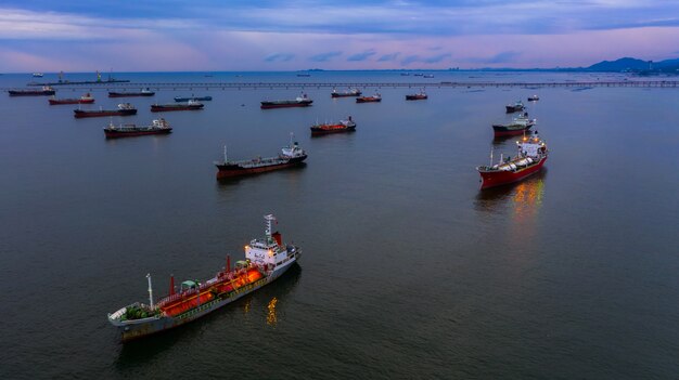 Nave petroliera e nave cisterna gpl, nave cisterna vista aerea, nave cisterna chimica di petrolio e gas in mare aperto, nave da carico industria raffineria. Foto Premium