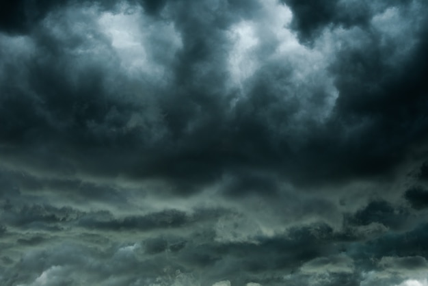 Nuvole scure e temporale con pioggia | Foto Premium