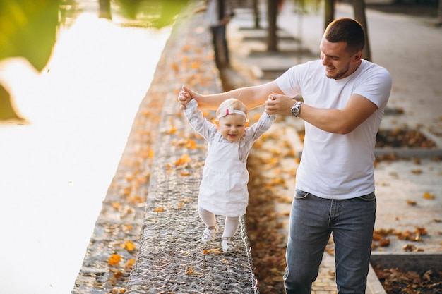 Padre con sua figlia che cammina nel parco Foto Gratuite