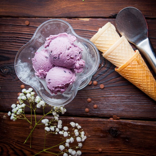 Palline di gelato al mirtillo con coni di cialda e gypsophila e