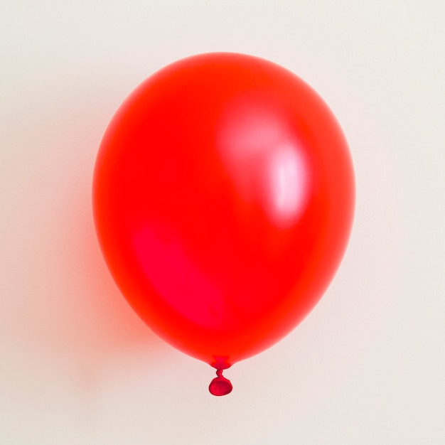 Видео красных шаров. Красный шар. Красный воздушный шарик. Шарик красного цвета. Красные шары на белом фоне.