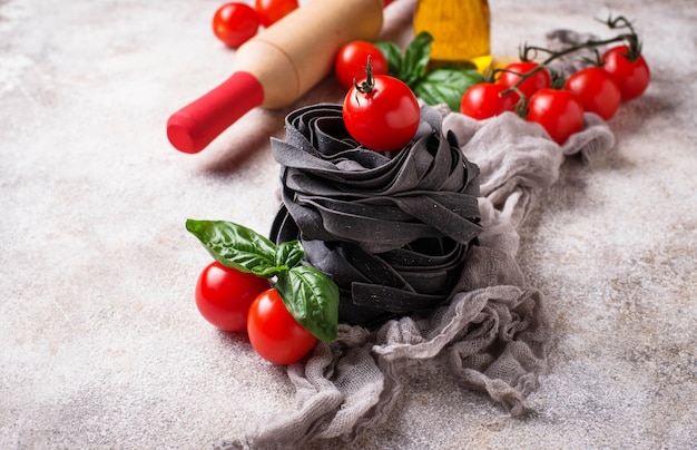 Pasta cruda nera con pomodoro e basilico Foto Premium