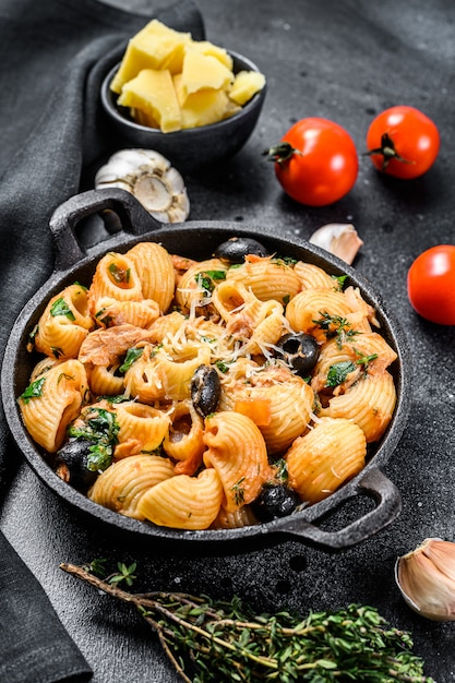 Pasta italiana tradizionale con pomodoro, olive, capperi ...