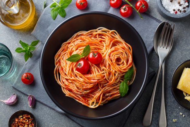 Pasta, spaghetti con salsa di pomodoro in ciotola nera ...