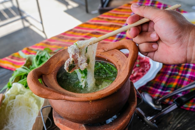 Pentola di terracotta shabu piccante tailandese tradizionale, immersione di carne in zuppa piccante bollita. Foto Premium