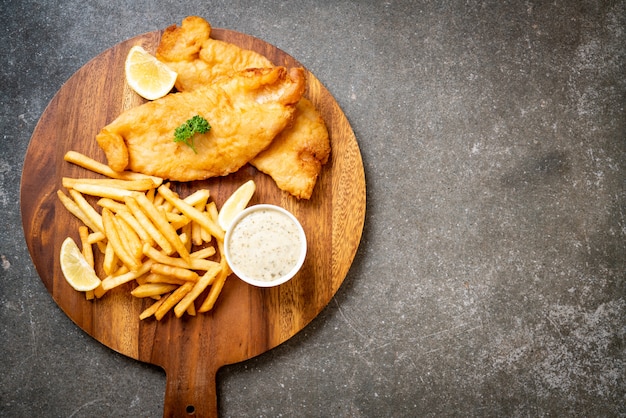 Pesce e patatine fritte con patatine fritte | Foto Premium