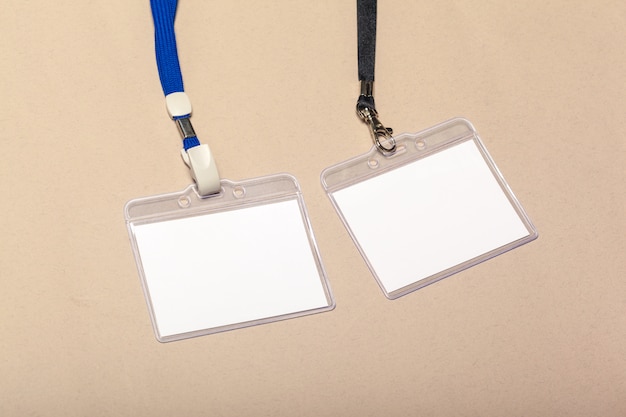 Pezzi di carta bianca per mock up su un beige Foto Premium