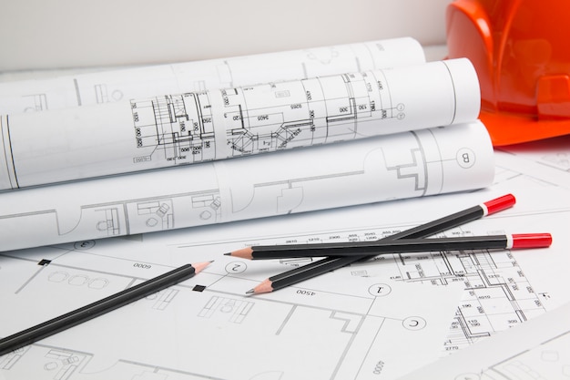 Piano architettonico. disegni di ingegneria, casco, matite e progetti di ingegneria. Foto Premium