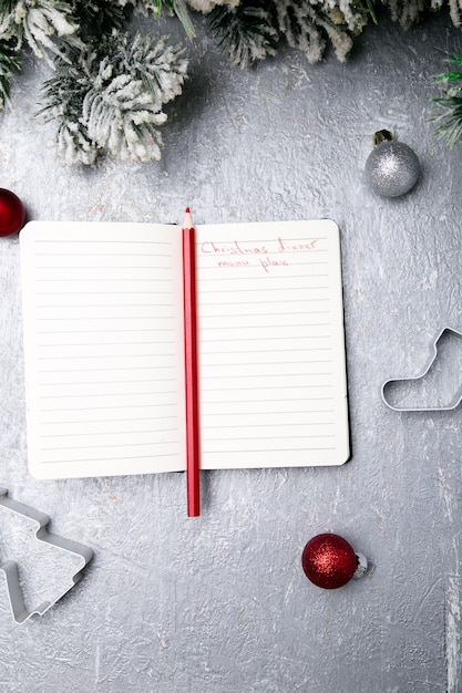 Sfondi Per Menu Di Natale.Piano Del Menu Di Natale Sfondo Per La Scrittura Del Menu Di Natale Vista Dall Alto Taccuino Su Fondo Grigio Con La Decorazione Foto Premium