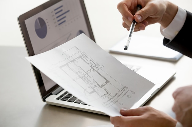 Piano di progetto maschio della tenuta della mano, statistiche sullo schermo, fine su Foto Gratuite