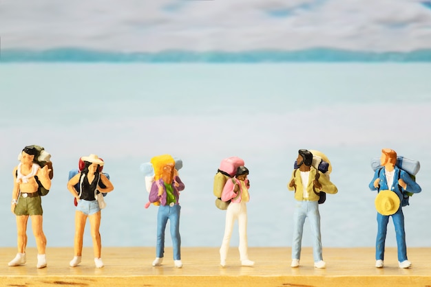 Piccola figura di viaggiatore per la giornata mondiale del turismo Foto Gratuite