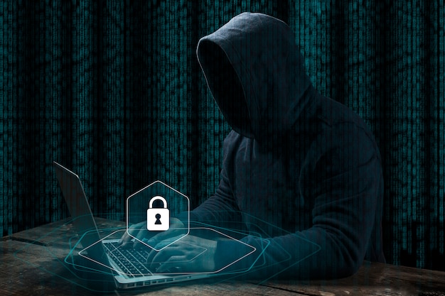 Pirata informatico di computer anonimo sopra fondo digitale astratto. viso scuro oscurato in maschera e cappuccio. Foto Premium