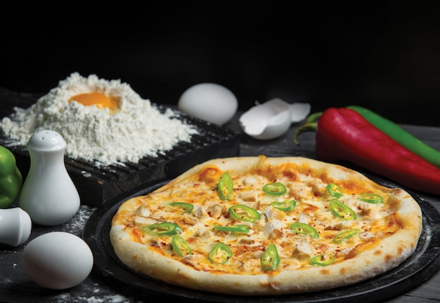 Pizza al forno dell'ingrediente misto e fabbricazione ...