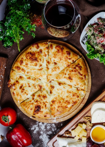 Pizza con formaggio pomodoro e peperone sul tavolo | Foto ...