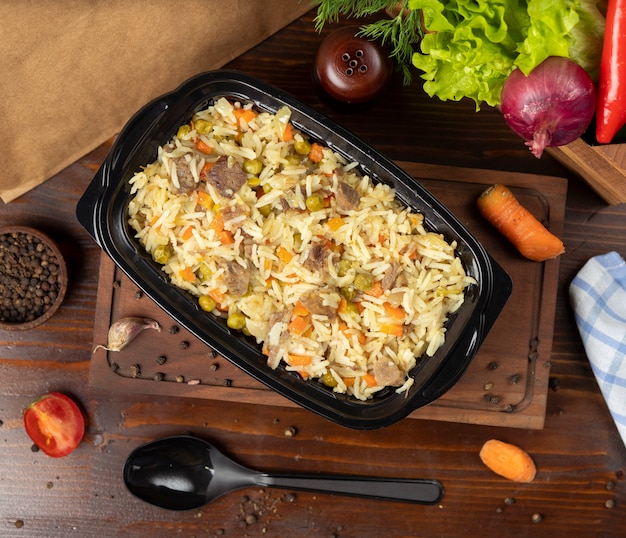 Plov, contorno di riso con verdure, carote, castagne e ...