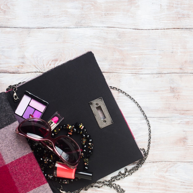 Pochette da donna con accessori per il trucco Foto Premium