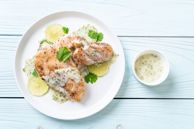 Pollo alla griglia con salsa al limone e lime | Foto Premium