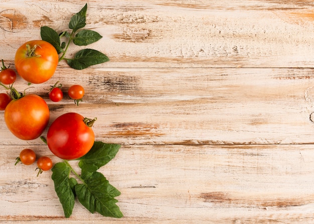Pomodori deliziosi sul bordo di legno con lo spazio della copia Foto Gratuite