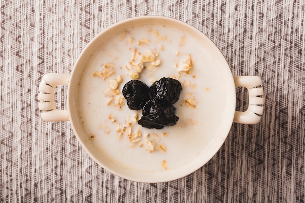 Porridge di farina d'avena con prugne secche nere nella ...