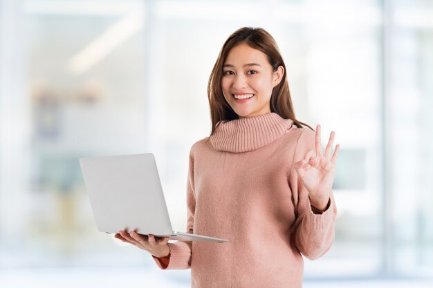 Posa asiatica bella della mano della donna Foto Premium