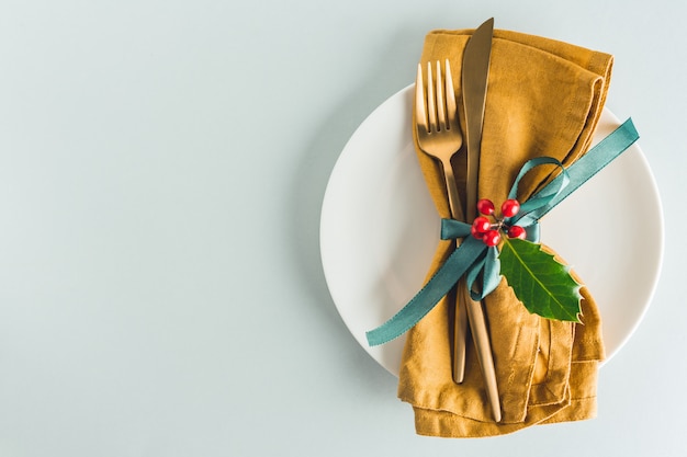 Posate di natale con tovagliolo sul piatto Foto Premium