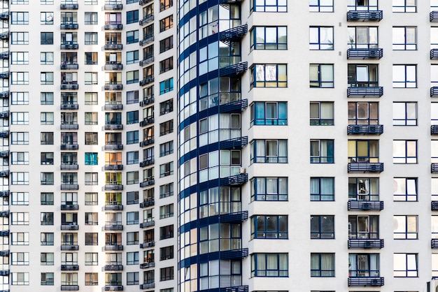 Primo piano della costruzione finita del grattacielo Foto Gratuite
