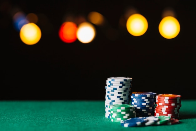 Primo piano di un colorato chip sul tavolo da poker Foto Gratuite