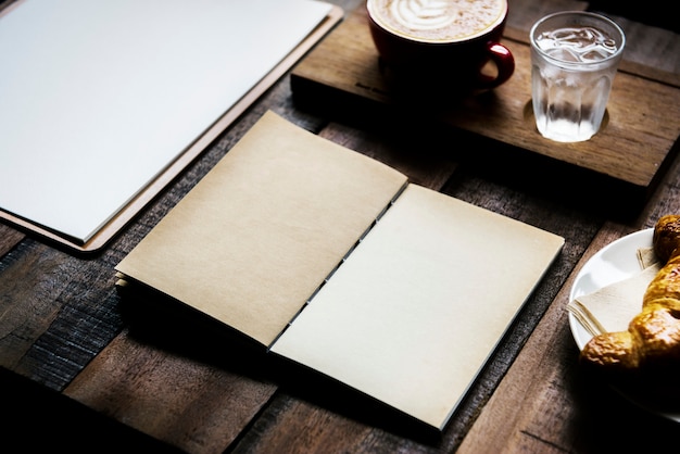 Progettare lo spazio sul blocco note nella caffetteria Foto Premium