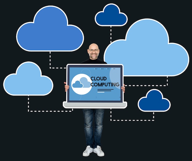 Programmatore in possesso di un computer portatile con il cloud computing Foto Gratuite