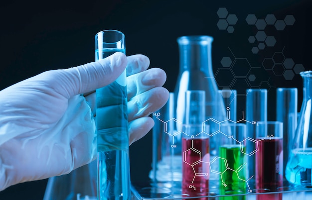 Provette chimiche del laboratorio di vetro con liquido per il concetto analitico, medico, farmaceutico e scientifico di ricerca. Foto Premium