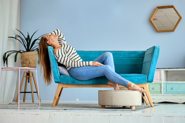 Ragazza carina a casa rilassarsi e sentirsi felice Foto Premium