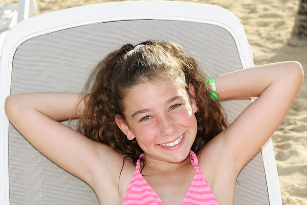 Ragazza carina e adorabile in vacanza Foto Premium
