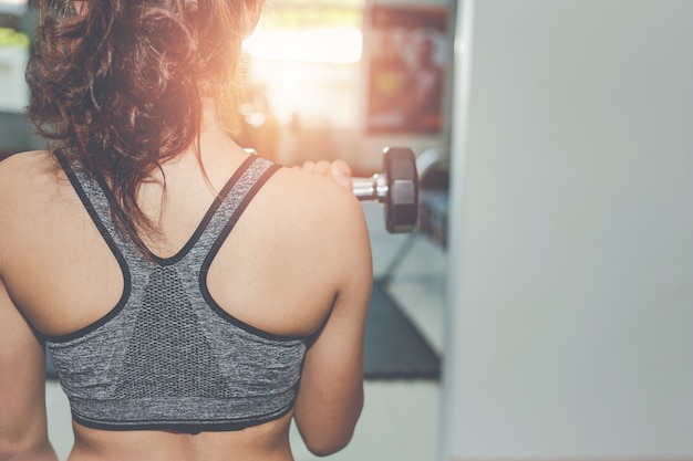 Ragazza che gioca in palestra Foto Gratuite