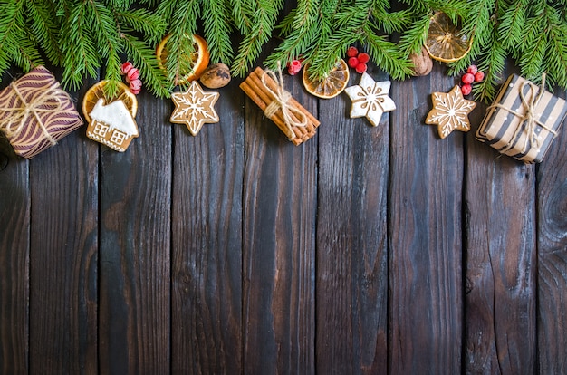 Regali Di Natale In Legno.Regali Di Natale Su Una Priorita Bassa Di Legno Bianca Con I Rami Di Albero Regali Di Capodanno Foto Premium