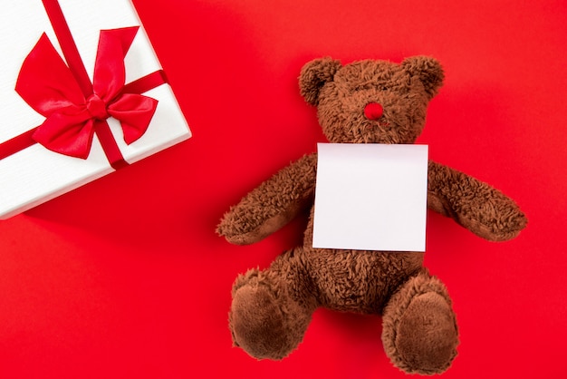 Regali di nozze o di san valentino su fondo rosso Foto Premium