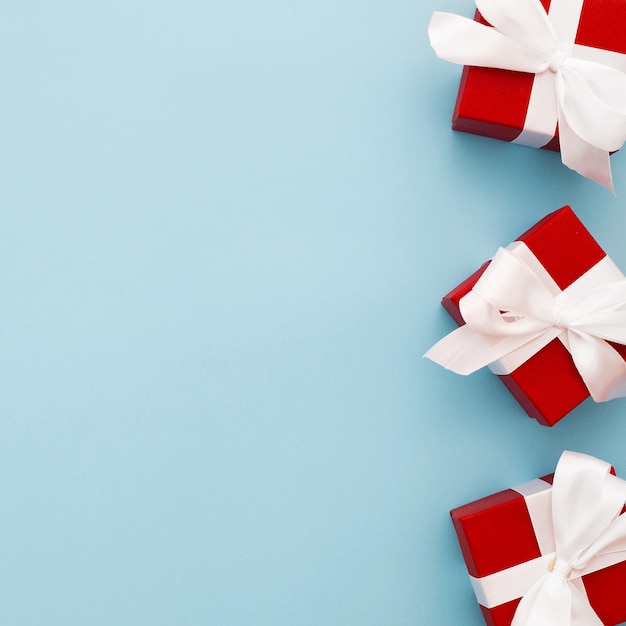 Regali rossi di natale con il nastro bianco Foto Gratuite