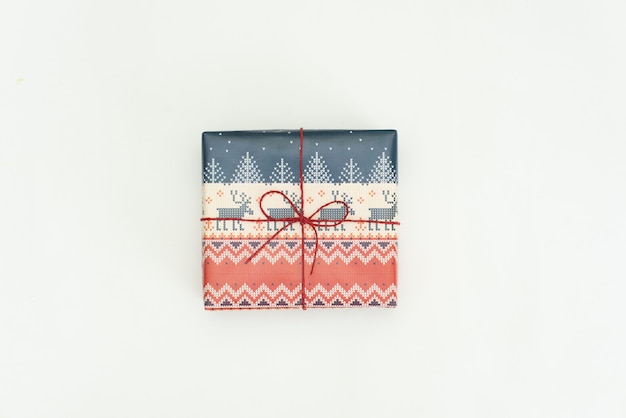 Regalo di natale spostato su bianco Foto Premium