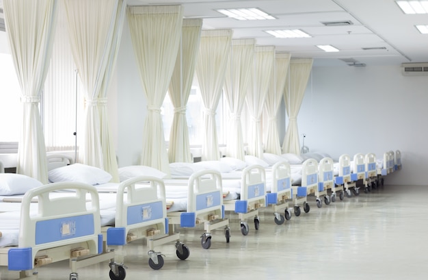 Reparto ospedaliero con letti e attrezzature mediche | Foto Premium